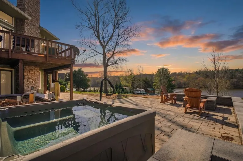 Little Bit O' Heaven Retreat with HotTub - Image 1