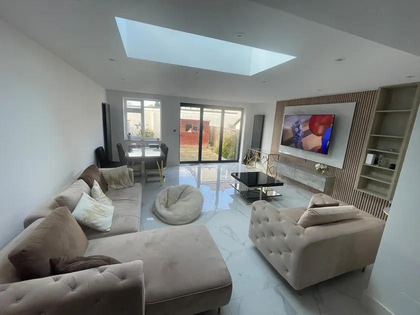 Cosy 4 bedroom house in borehamwood with large onsite parking and large beds - Image 1