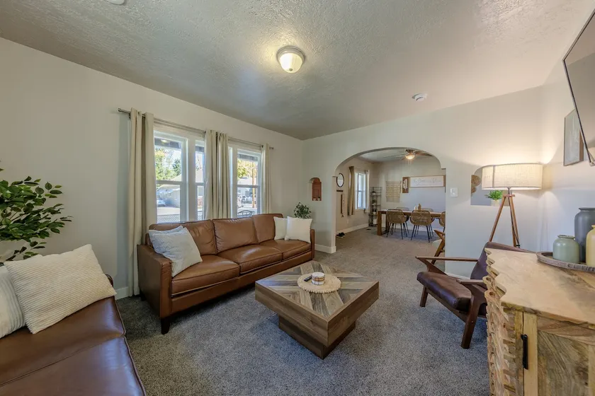 Mountain's Edge Hideaway - Image 1