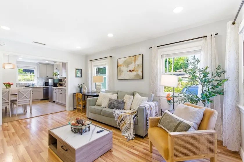 Beautiful Detached Bungalow Relax in our King Bed! - Image 1