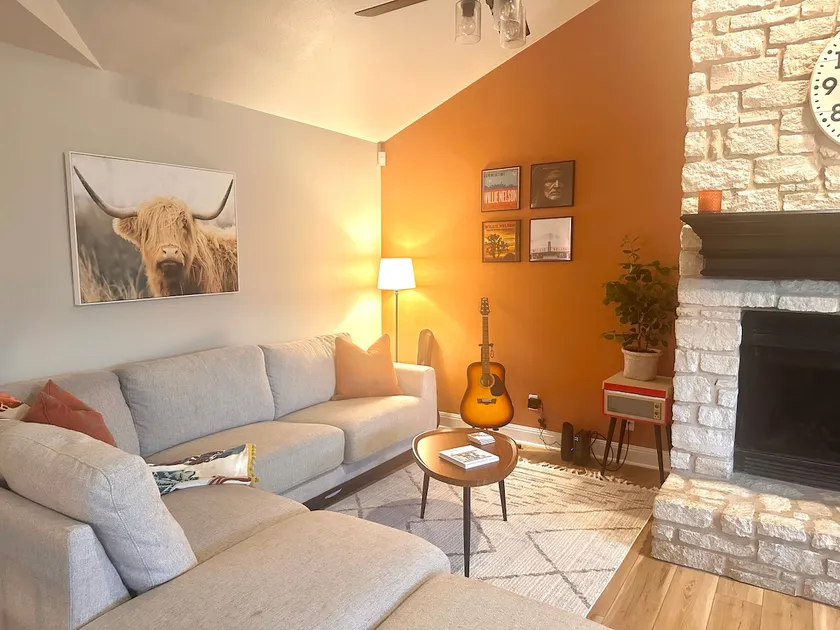Home: Sleeps 10, creek, firepit & game room - Image 1