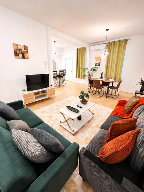 Elegant Sanctuary: Spacious 2 BR Apt in DT MTL - Image 1
