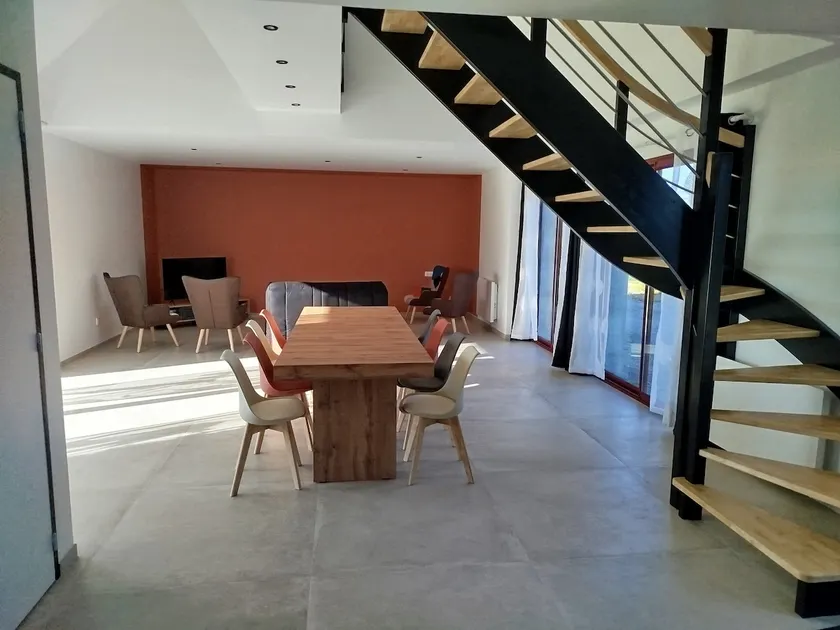 Quiet, spacious and bright outbuilding - Image 1