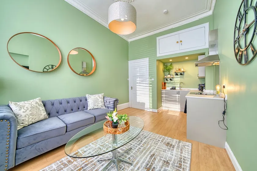 3-Bed Flat Free Parking 10 Mins to City Centre - Image 1