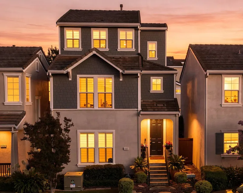 Huge Brownstone -Walkable Neighborhood -Book Now! - Image 1