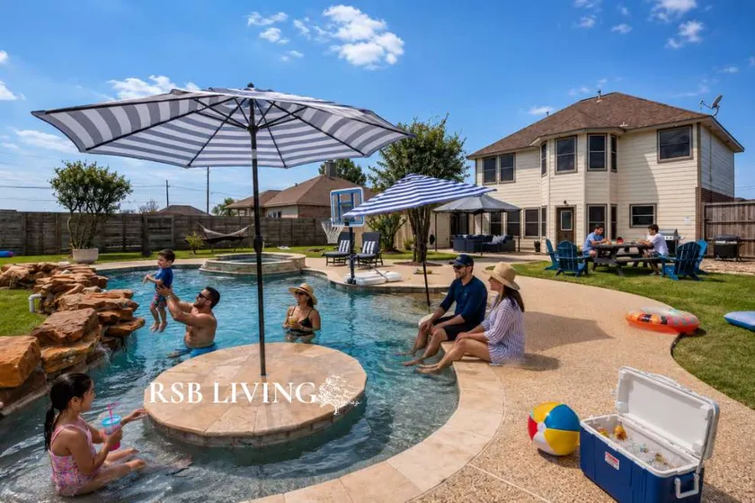 Luxurious Home with Huge Pool - Image 1