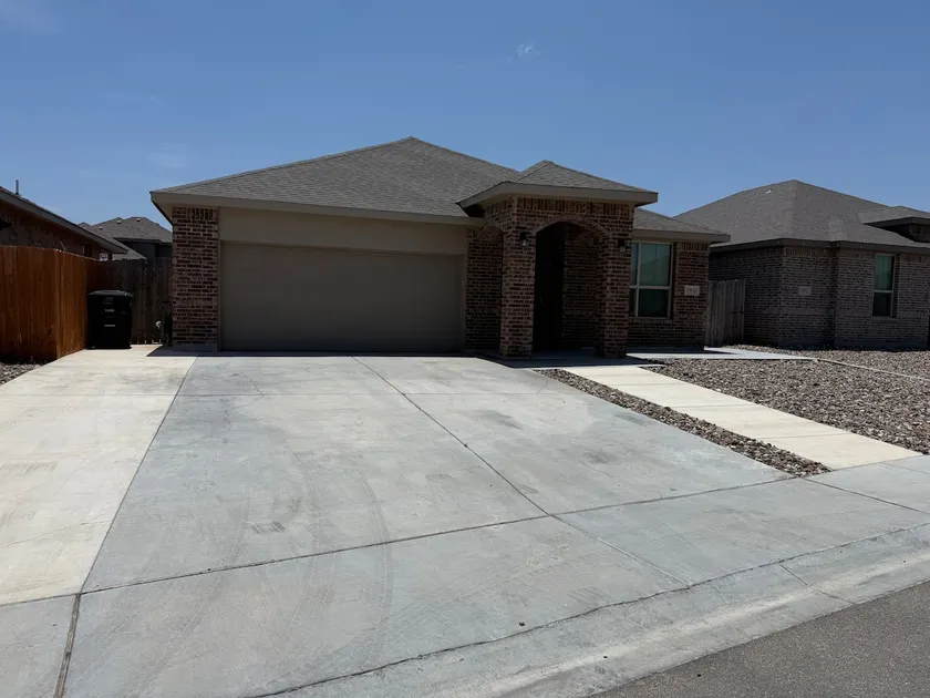 Stylish Stay in Oil Country - Image 1