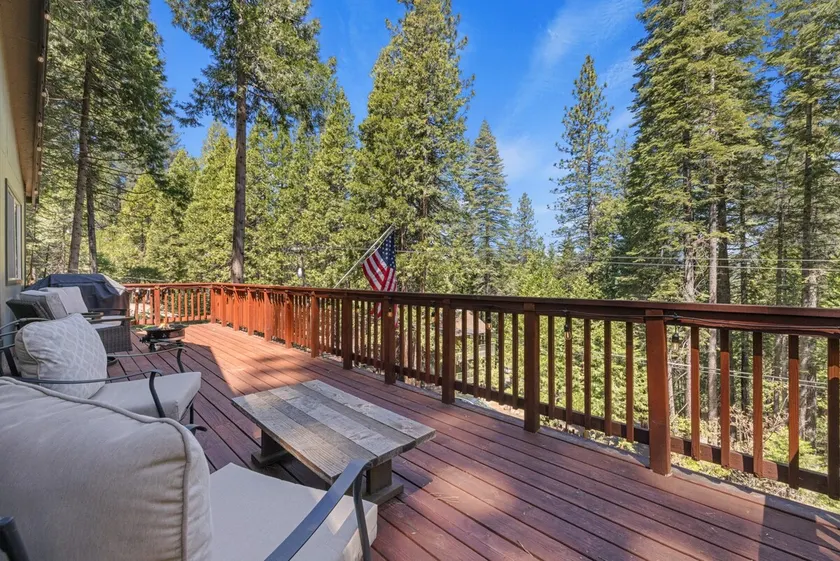 Bright open home with wildlife, 2 decks, fast Wifi - Image 1