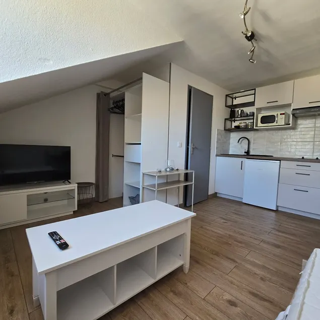 Bright Studio 3. - Image 1