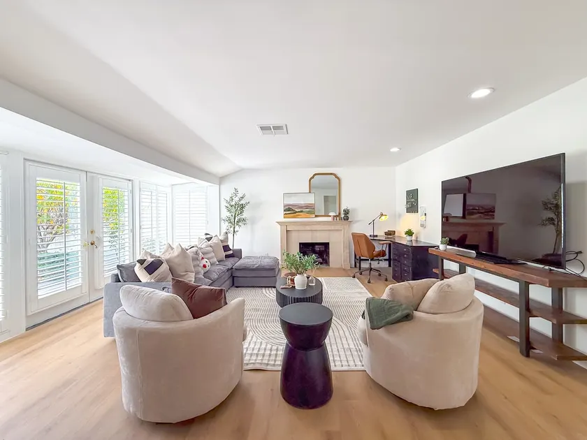 Downtown LA ‧ Private Pool ‧ Spacious 3BR+Den - Image 1