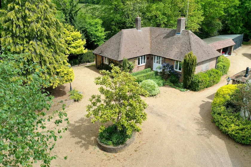 Private 2-bed 2-bthrm Lodge in Sussex countryside - Image 1