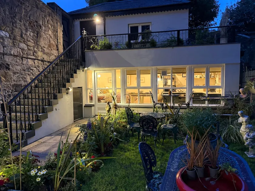 Scotland Street Stylish Garden Studio Pvt Entrance - Image 1