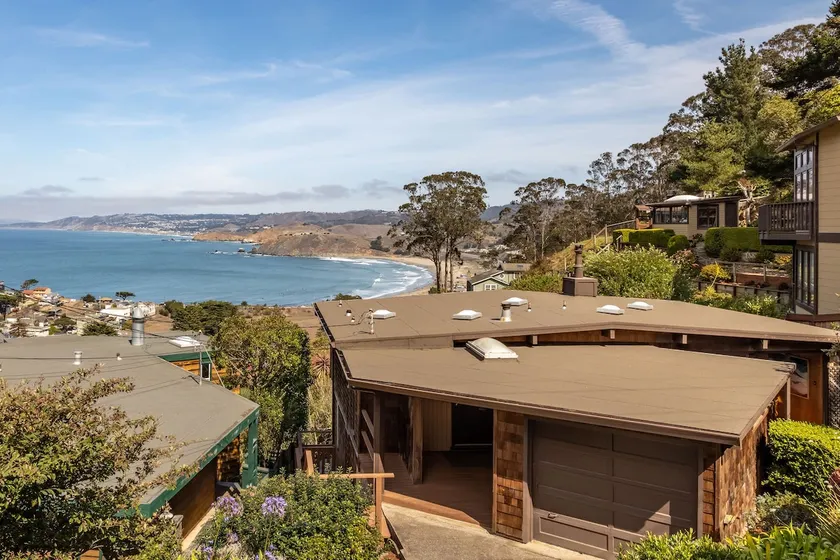 Small Home with Ocean View walk to Restaurants - Image 1