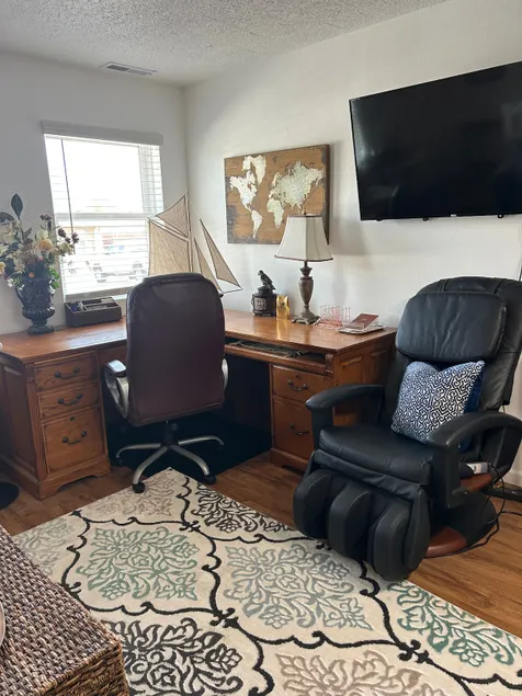 Executive Condo w massage chair/near Hospitals/I44 - Image 1