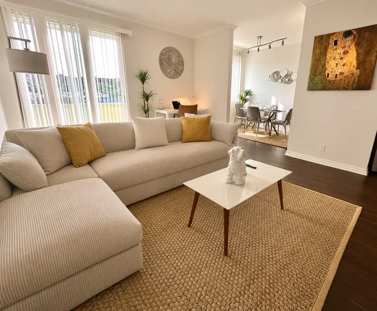 Beverly Deluxe|2 bed & 2 bath| Parking, Gym & Pool - Image 1