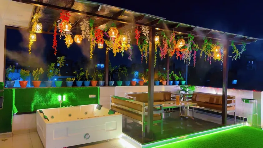 Mist box, jacuzzi villa (by pr villa rohini) - Image 1