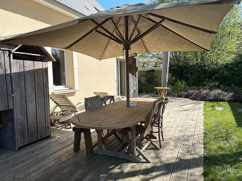Family home parking/garden - Image 1