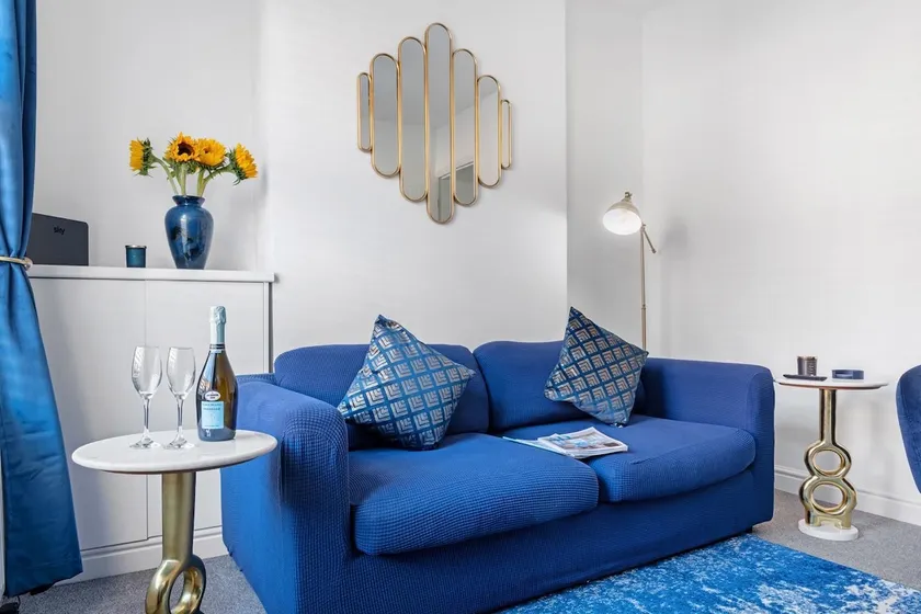 The Navy Nest Stylish 2 BR Sleeps 6 Free Parking - Image 1