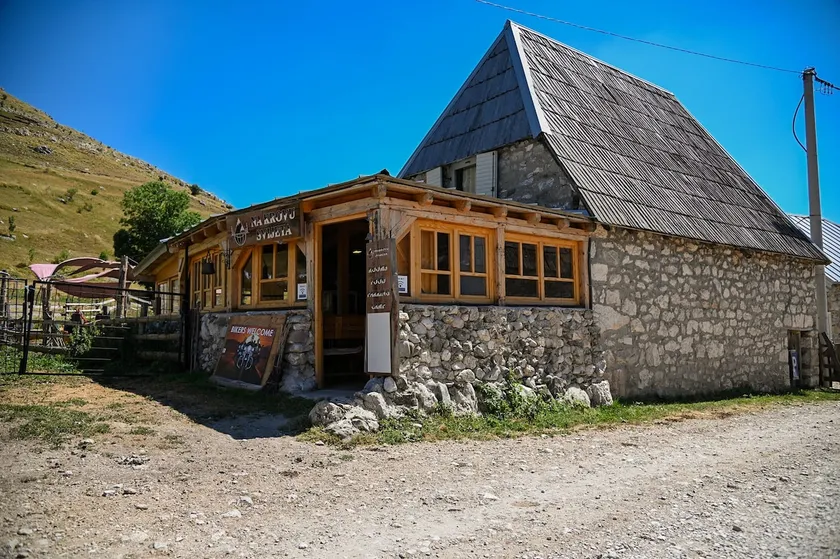 Apartment On the Roof of the World - Image 1