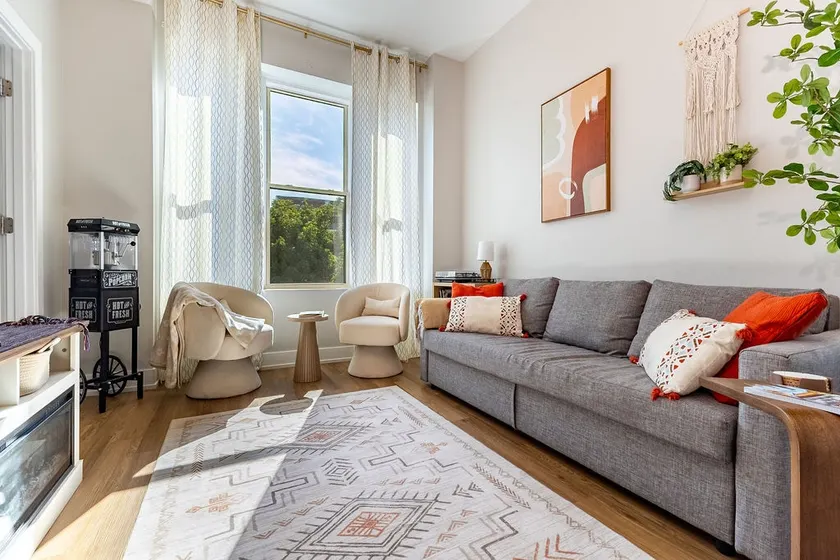 Frida’s Flat, 1 Block to Train, 15 Min to Loop - Image 1