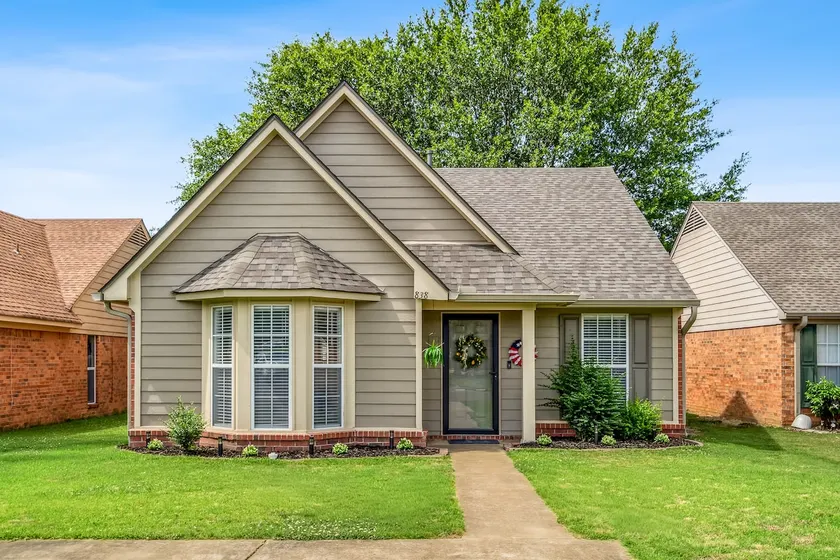 Stylish & Cozy~5 min to Landers CTR+ Fenced Yard! - Image 1