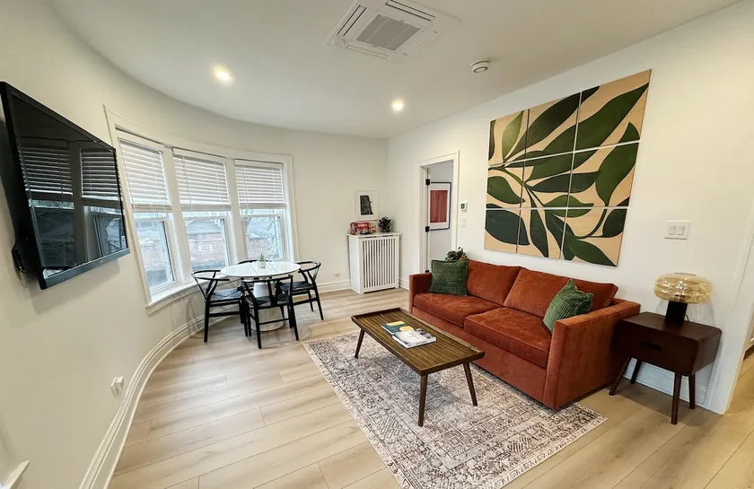Sunny WFH Apt | King Bed | Near NU-Chicago-Beaches - Image 1
