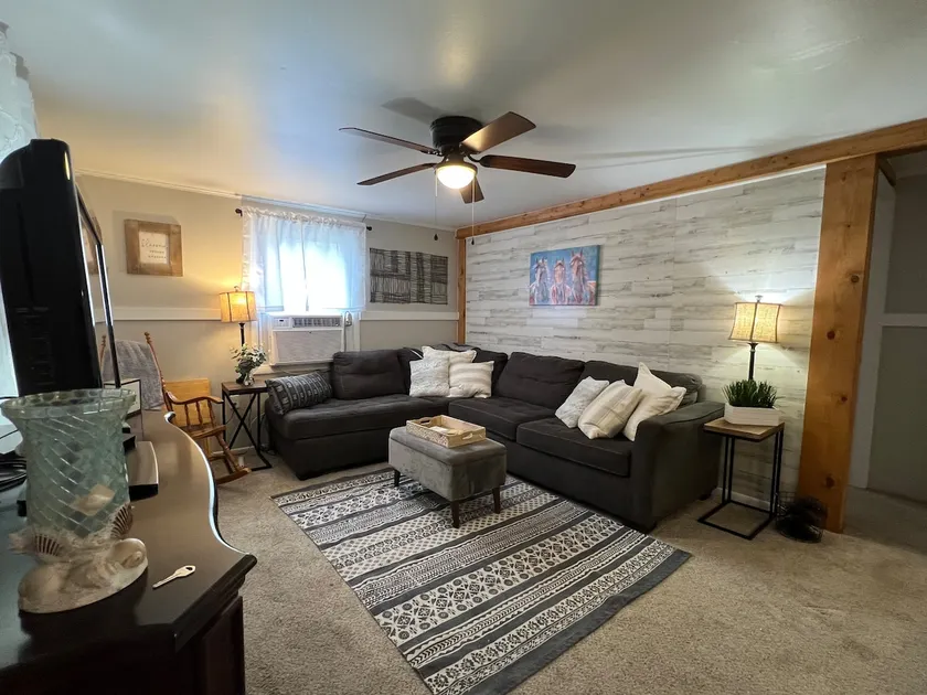 Charming Cottage, fenced backyard & boat parking - Image 1