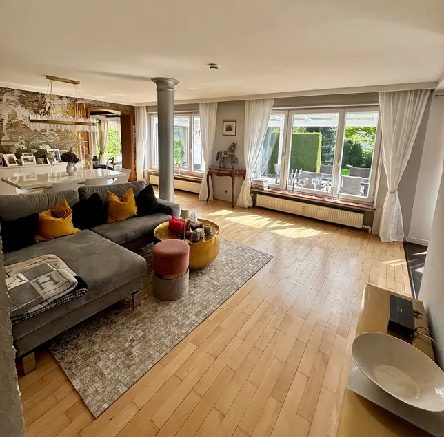 4 bedroom apartment with garden - Image 1