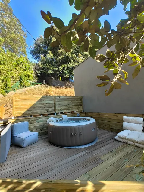 Quiet with Jacuzzi terrace parking and beaches - Image 1