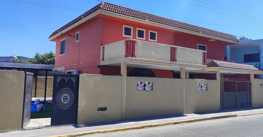 Large House with Pool - Image 1