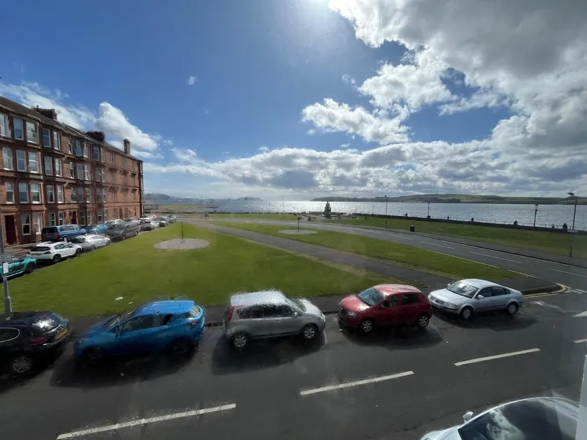 Spacious seaside flat in Largs - Image 1