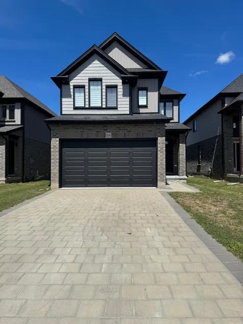 Fully equipped 4BR Home + Free Parking - Image 1