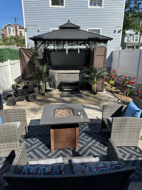 3 bdrm sleeps 8 with Jacuzzi, Billiards & Parking - Image 1