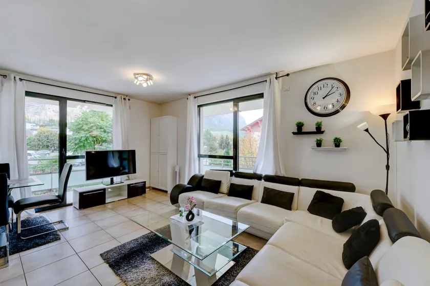 EMbnb A95.1 | 4BR 100m from Geneva | Parking & View - Image 1