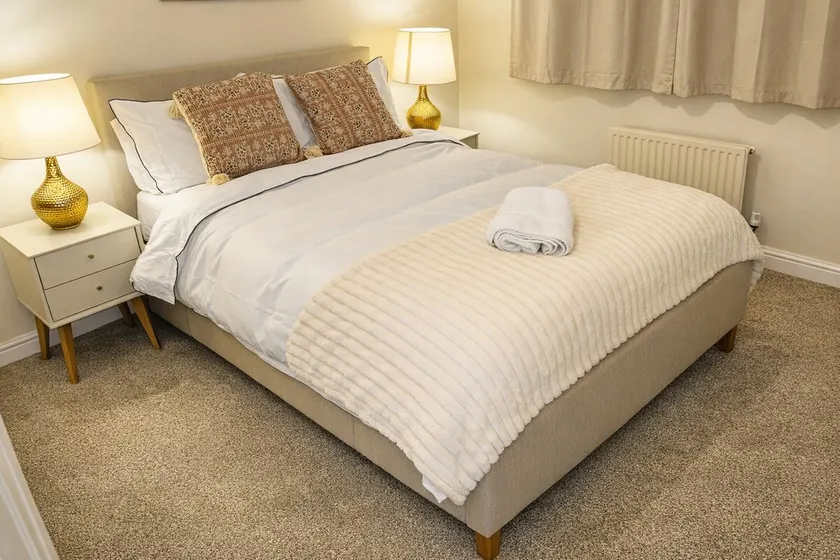 Modern 2BR | Free Parking | Airport 9-Min - Image 1