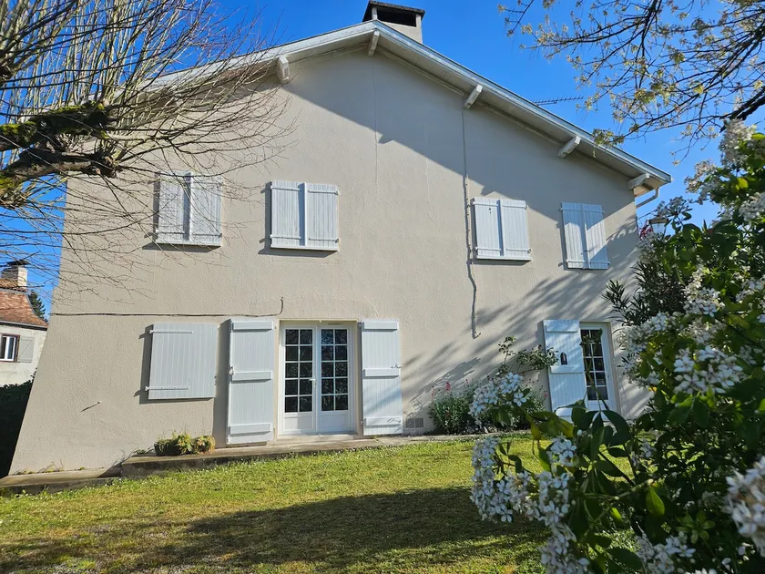 Large, air-conditioned family home with garden - Image 1