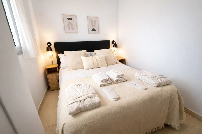 Apartamentos de Juan, Apartment with double bed. - Image 1