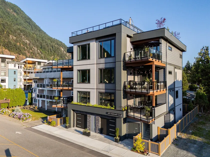 Harrison Waterfront Retreat - Image 1