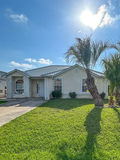 The Sandy Nest Family Friendly 3BR — Beach Getaway - Image 1