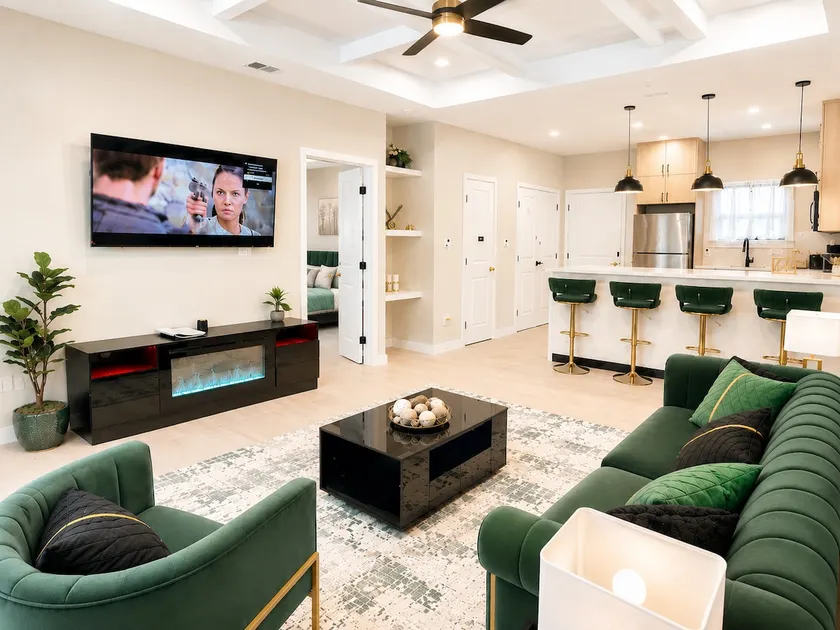 Gold'n Retreat | Elegant 3BR Apartment + Parking - Image 1