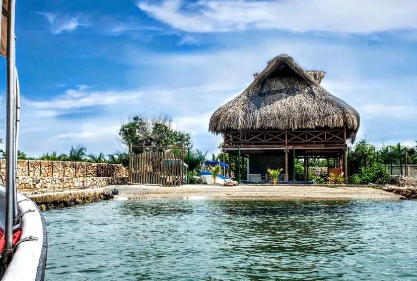 Suemar. Beach cabin on Tierra Bomba Island. - Image 1