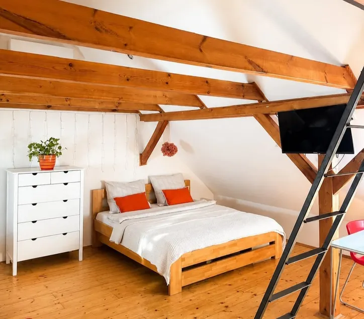 Attic studio with parking and air conditioning - Image 1