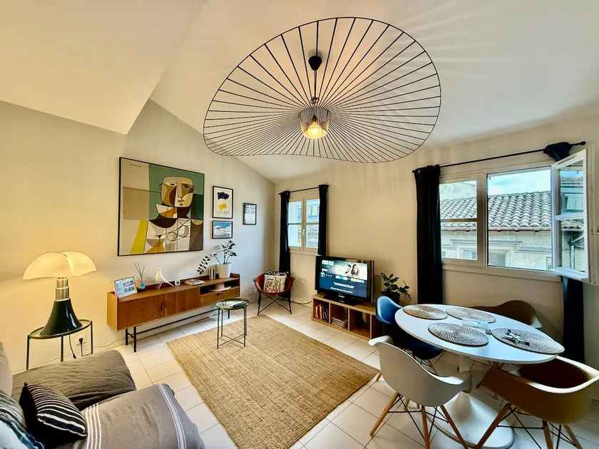 Apartment opposite Palais des Papes, A/C & terrace - Image 1