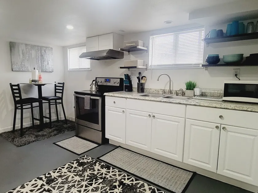Cozy 2br bottom unit steps from Light Rail train,  15min from downtown/airport  - Image 1