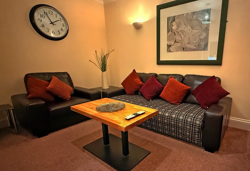 ”Historic York rooftops, modern top-floor comfort” - Image 1