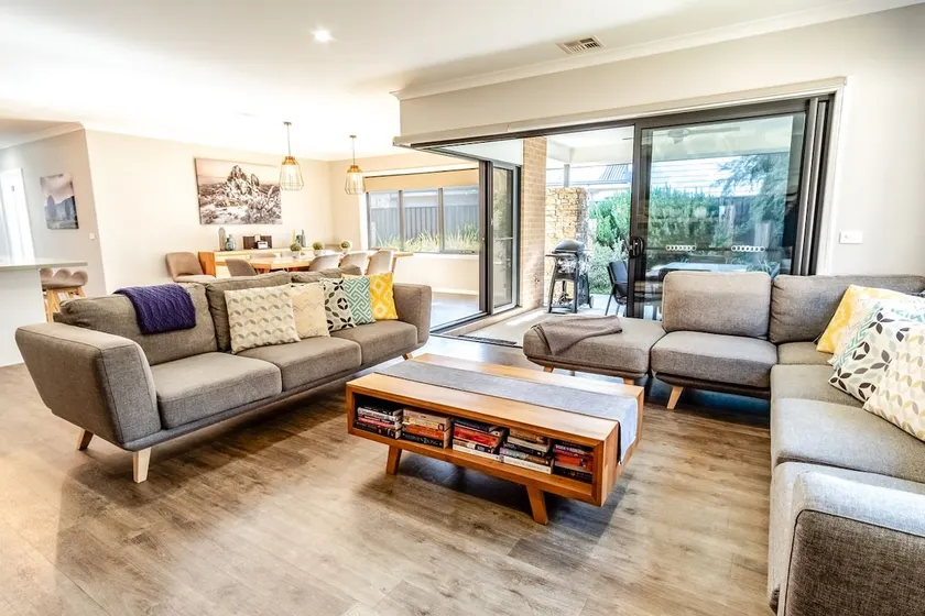Amaroo - Spacious family home close to town - Image 1