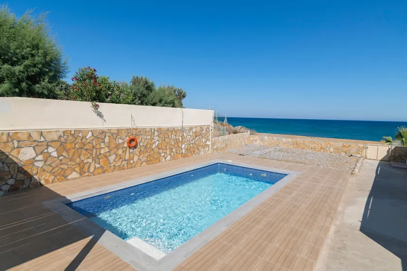 The Cottage South Escape with beach front pool - Image 1