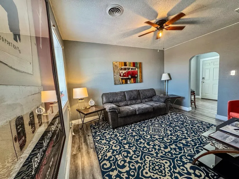 Spectacular loft near river and train depo.#4 - Image 1