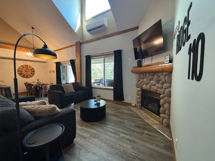 🖤 Cozy updated 3 bedroom on ski hill (110)🖤 - Image 1