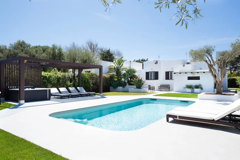 Luxury Villa with Heated Swimming pool& Outdoor Jacuzzi - 50mt from the Beach - Image 1